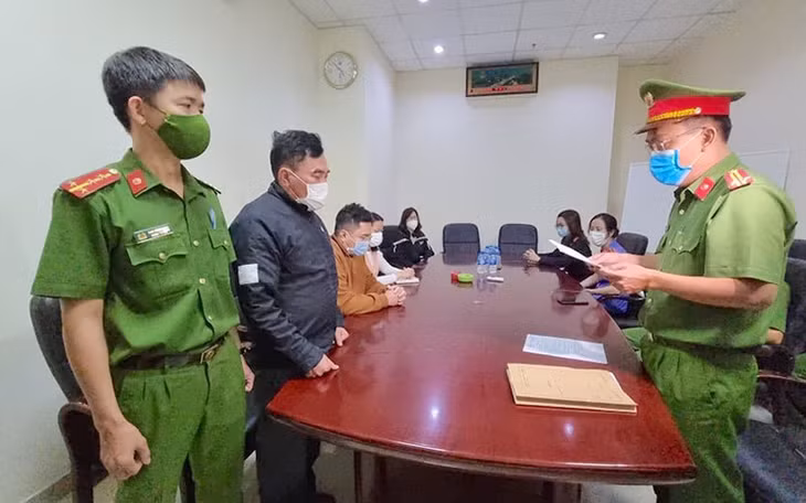 Tổng giám đốc Công ty cổ phần Đầu tư phát triển nhà Đà Nẵng Nguyễn Quang Trung bị khởi tố, bắt tạm giam ngày 7/12, về tội vi phạm quy định về quản lý, sử dụng tài sản nhà nước gây thất thoát, lãng phí.