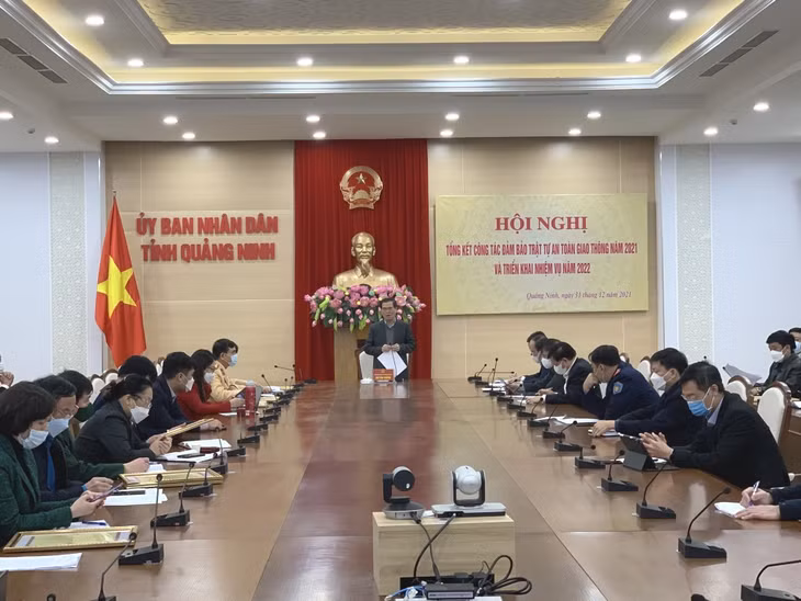 Đồng chí Bùi Văn Khắng, Phó Chủ tịch UBND tỉnh, Phó Trưởng ban phụ trách Ban ATGT tỉnh phát biểu chỉ đạo tại hội nghị.