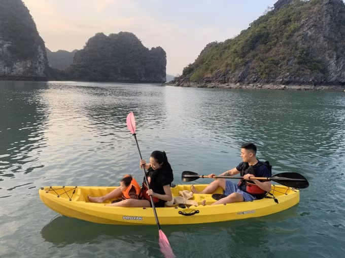 Chèo thuyền kayak là một hoạt động khi nghỉ dưỡng trên du thuyền. Ảnh: Lan Hương