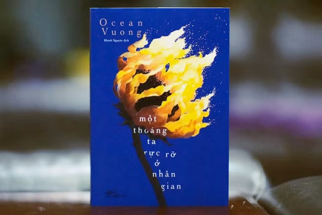 Sách "Một thoáng ta rực rỡ ở nhân gian" của tác giả Ocean Vuong. Ảnh: Nhã Nam