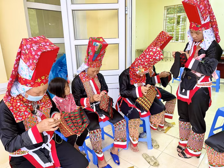 Phụ nữ Dao Thanh Y thôn Khe Bốc, thị trấn Bình Liêu (huyện Bình Liêu) thêu thổ cẩm truyền thống của dân tộc.