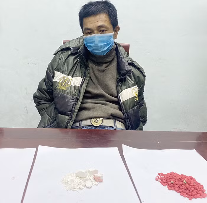Ngô Đức Thắng cùng tang vật tại cơ quan Công an.