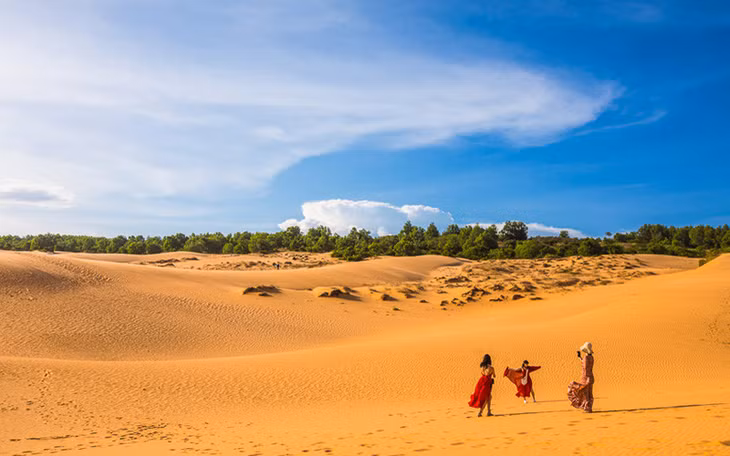 Mũi Né cũng nổi tiếng với những cồn cát ấn tượng (Ảnh: VietnamTourism)