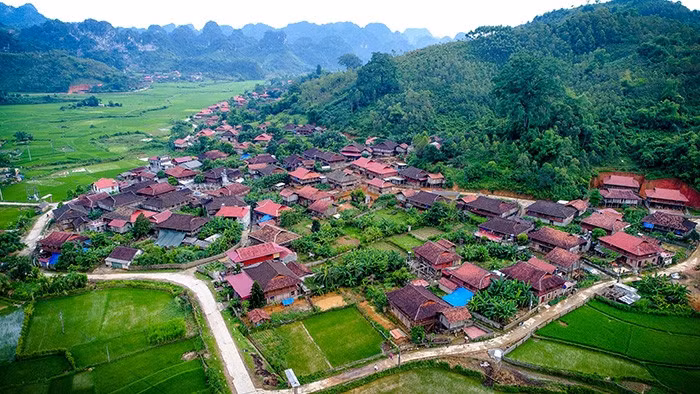 Những mái nhà sàn tại Hữu Liên được người dân nơi đây khai thác để làm du lịch cộng đồng và thu hút nhiều khách du lịch trong và ngoài nước
