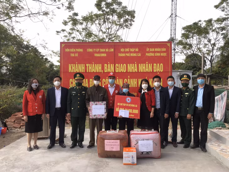Chính quyền địa phương cùng các đơn vị, nhà hảo tâm trao nhà tình nghĩa và tặng các vật dụng sinh hoạt 
