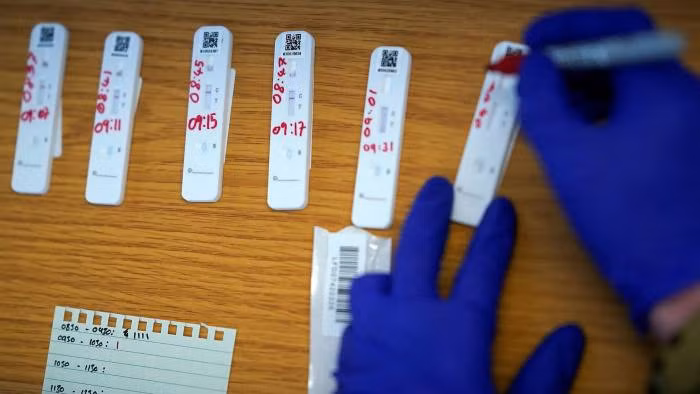 Phát hiện Covid-19 bằng kit test nhanh gây nhiều tranh cãi tại Anh. Ảnh: Financial Times.
