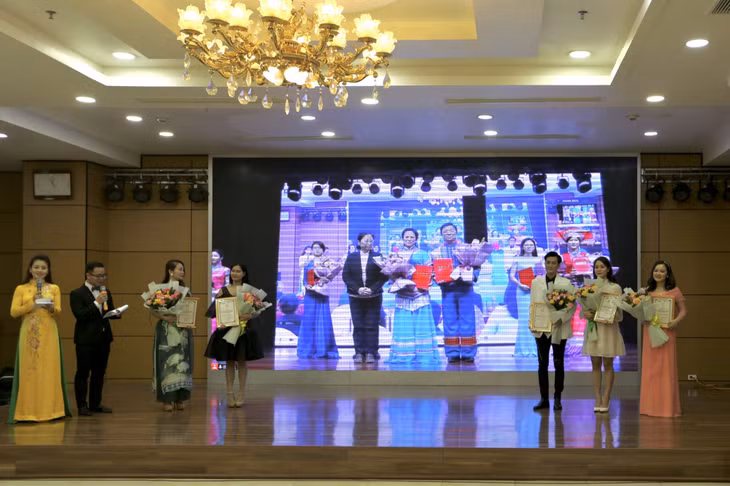 nhóm thí sinh Nông Trạo Phi, Cam Thiên Bằng – Trung Quốc đạt giải nhất cuộc thi.