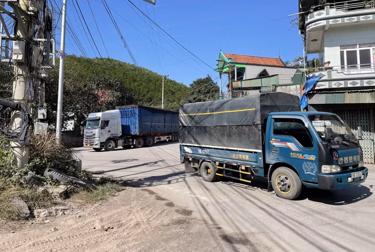 Ngã ba giao nhau giữa đường nội thị của phường Mông Dương với tỉnh lộ 329 đi Ba Chẽ có độ dốc lớn, mặt đường không bằng phẳng nên khi các phương tiện quay đầu gây mất ATGT.