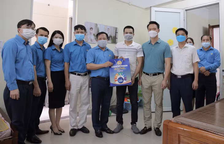 Công ty Than Uông Bí hỗ trợ 1 triệu đồng/người cho CBCN các khu tập thể đăng ký ở lại đơn vị dịp Tết Dương lịch 2022. (Ảnh: Lãnh đạo công ty thăm, tặng quà công nhân dịp nghỉ lễ 2/9/2021)