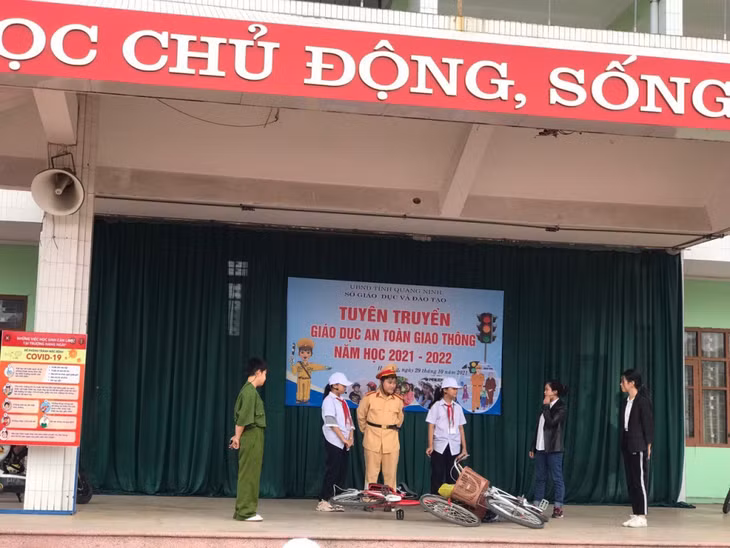 Học sinh Trường THCS Hồng Hải (TP Hạ Long) diễn tiểu phẩm về ATGT.