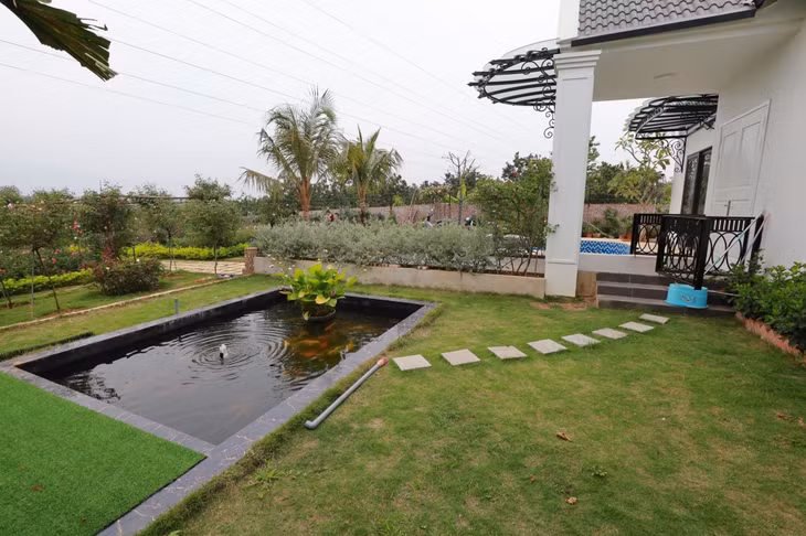 Ngôi nhà ngoại ô phủ kín 3.000 gốc hoa hồng đẹp như resort của gia đình Hà Nội
