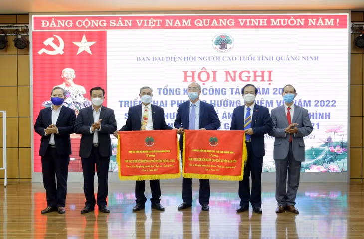 Ban Đại diện Hội NCT TP Hạ Long và huyện Vân Đồn vinh dự nhận Cờ thi đua Đơn vị dẫn đầu phong trào "Tuổi cao - Gương sáng".