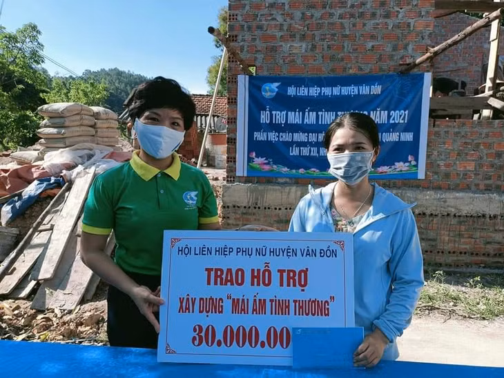 Hội LHPN huyện Vân Đồn trao hỗ trợ xây dựng nhà Mái ấm tình thương cho gia đình chị Đào Thị Thủy, thôn Cái Bầu, xã Vạn Yên (huyện Vân Đồn).