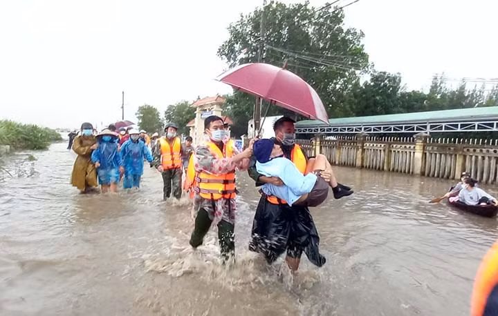 Lực lượng vũ trang sơ tán dân ra khỏi khu vực nguy hiểm.