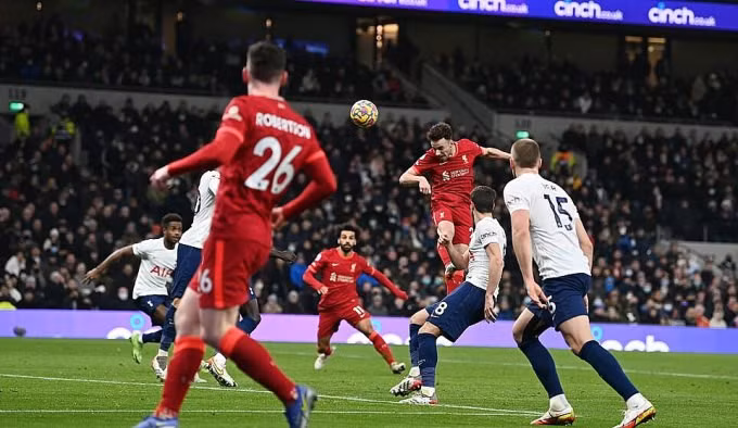 Jota bật cao đánh đầu gỡ hòa 1-1 cho Liverpool. Ảnh: AP