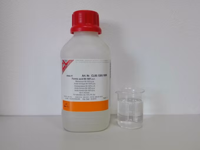 Axit formic là nhiên liệu quan trọng trong nhiều ngành công nghiệp như hóa chất, dệt may và khai thác dầu khí. Ảnh: Science Madness