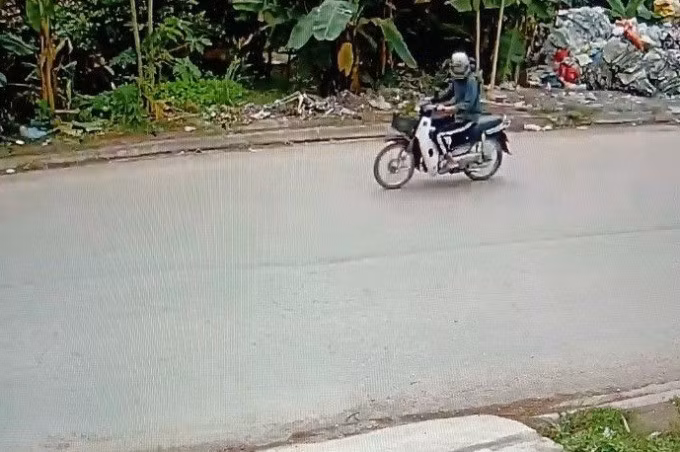 Camera nhà dân ghi lại cảnh Hiếu bỏ trốn bằng xe máy. Ảnh: Công an cung cấp