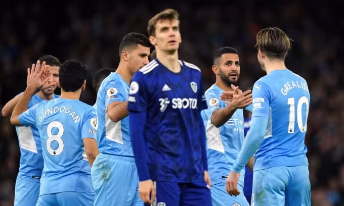 Cầu thủ Leeds tuyệt vọng sau khi Mahrez (thứ hai từ phải sang) nâng tỷ số lên 5-0 cho Man City đầu hiệp hai. Ảnh: PA