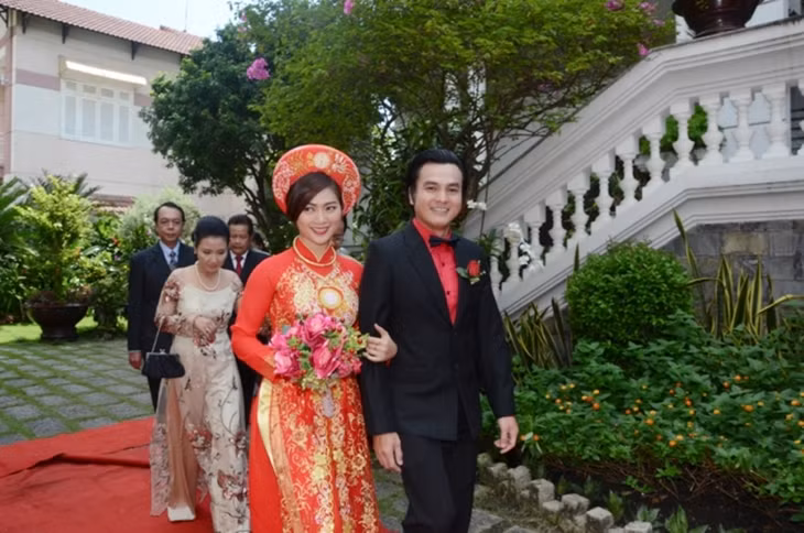 Vai Hà Thanh của Thanh Trúc (áo đỏ) chồng cô do Cao Minh Đạt thủ vai.