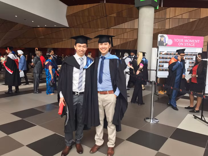 Đặng Thái Hoàng (bên phải) tại Lễ tốt nghiệp Cử nhân, Đại học Công nghệ Swinburne, thành phố Melbourne, Úc. Ảnh nhân vật cung cấp