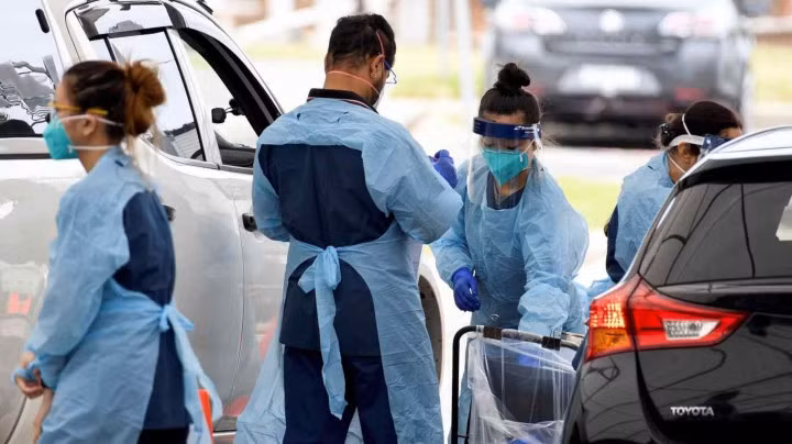 Australia báo cáo ca tử vong do Omicron đầu tiên khi chuẩn bị đạt đỉnh dịch mới. (Ảnh minh họa: Reuters)