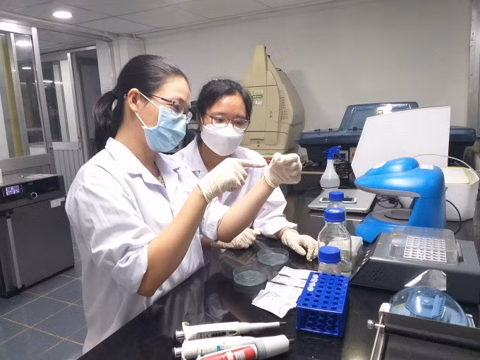 Nhóm nghiên cứu cảm biến sinh học vi lưu trên đế giấy bằng phương pháp in phun nhằm xác định hàm lượng β-hCG cho phụ nữ mang thai. Ảnh: NVCC