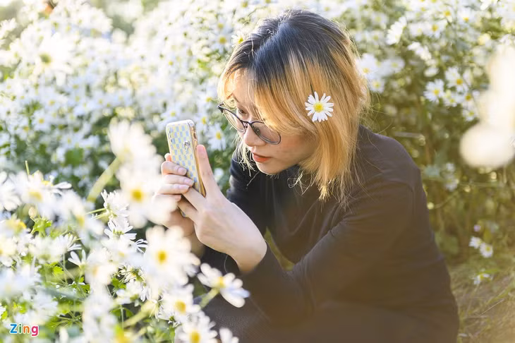 "Mình đến đây từ 16h chiều, khu vực này rất rộng và thoáng nên không có cảnh chen chúc nhau để chụp ảnh", Lê Hương, trú TP Uông Bí, chia sẻ.