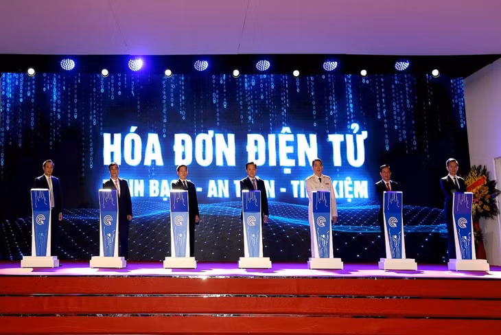 Phó Thủ tướng Lê Minh Khái, Bộ trưởng Bộ Tài chính Hồ Đức Phớc cùng các đại bieur thực hiện nghi thức kích hoạt Hệ thống hóa đơn điện tử. Ảnh VGP