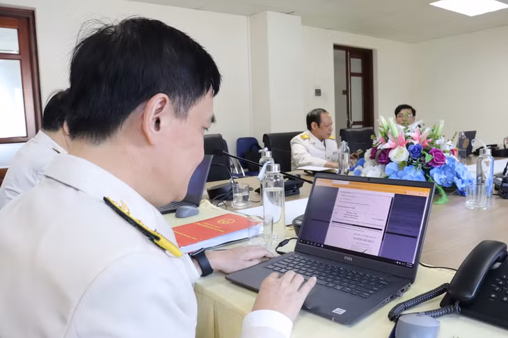 Cán bộ Cục Thuế tỉnh phê duyệt hóa đơn cho doanh nghiệp.