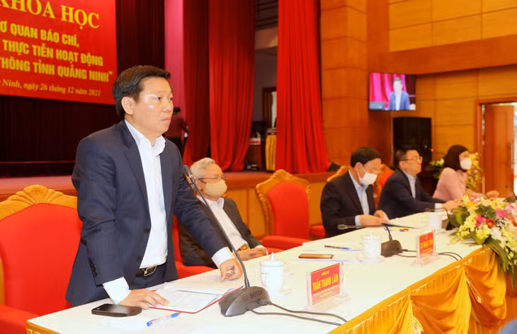 Đồng chí Trần Thanh Lâm, Phó Trưởng Ban Tuyên giáo Trung ương điều hành phần thảo luận tại hội thảo.