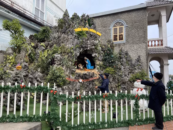 Nhà thờ giáo xứ Hòn Gai trang hoàng chuẩn bị cho Giáng sinh. Ảnh: Lưu Linh