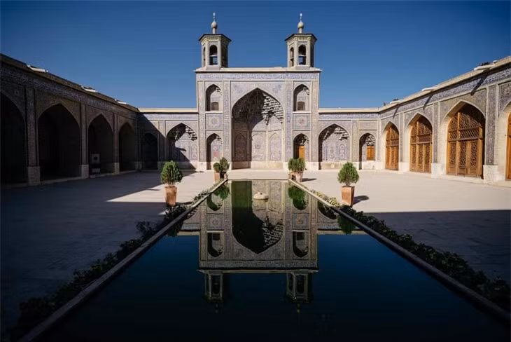 Nhà thờ Hồi giáo Nasir al-Mulk ở Shiraz được xây dựng dưới triều đại Qajar và hoàn thành vào năm 1888.