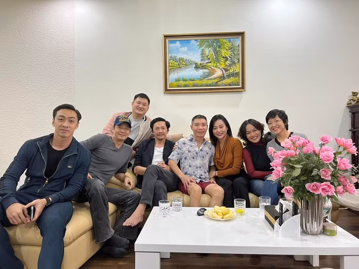 Nghệ sĩ Trung Anh, Võ Hoài Nam, Tú Oanh, Phương Oanh, Thảo Vân thăm NSND Công Lý tại nhà. Ảnh: Nguyễn Công Lý.