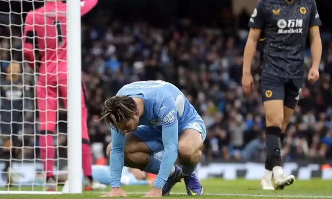 Grealish gục đầu tiếc nuối sau khi bỏ lỡ cơ hội ghi bàn ở hiệp hai. Ảnh: PA.