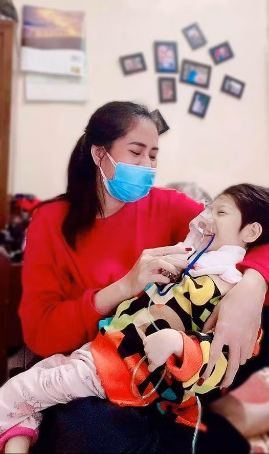 Minh Cúc chăm sóc cho con gái mắc COVID-19, sau đó nữ diễn viên cũng nhận kết quả xét nghiệm dương tính.