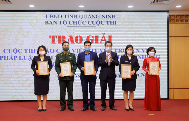 Sở Tư pháp tỉnh trao giải cuộc thi Báo cáo viên, tuyên truyền viên pháp luật giỏi về phòng, chống tham nhũng tỉnh Quảng Ninh năm 2021.