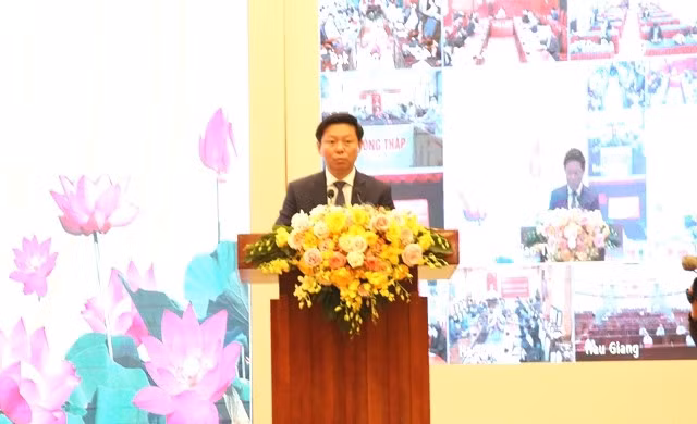 Đồng chí Trần Thanh Lâm, Phó Trưởng Ban Tuyên giáo Trung ương báo cáo tại Hội nghị