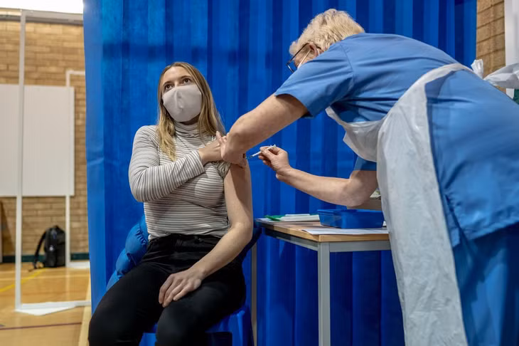 WHO cho biết biến chủng Omicron có thể làm giảm hiệu quả của vaccine. Ảnh: New York Times.
