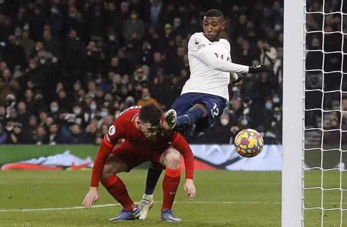 Robertson (đỏ) đánh đầu nâng tỷ số lên 2-1. Ảnh: AP