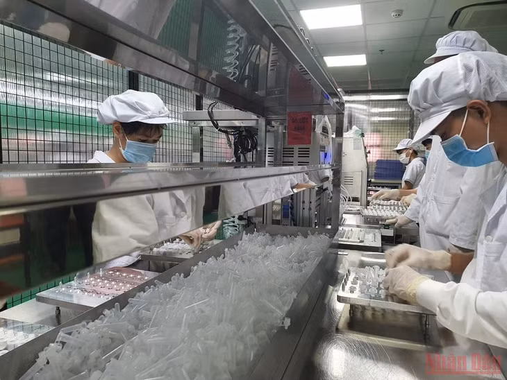 Dây chuyền đóng dịch chiết vào ống xử lý mẫu "3 trong 1" của bộ kit test mẫu mới. Ảnh chụp ngày 19/12.