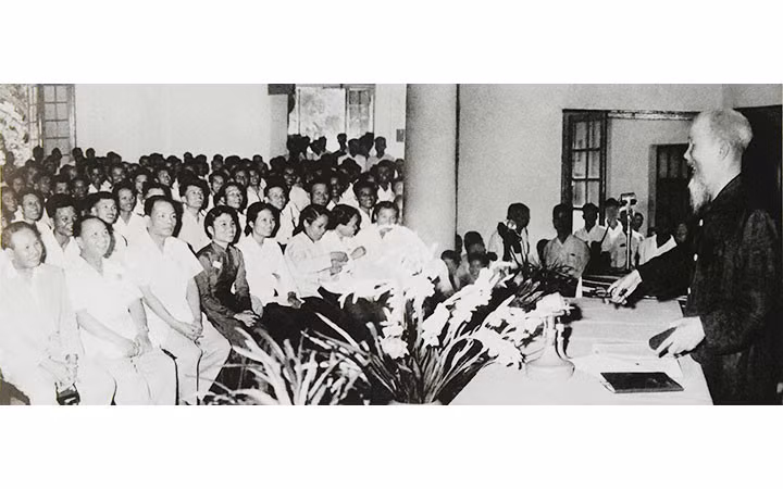 Tại Đại hội lần thứ III của Hội Nhà báo Việt Nam, Chủ tịch Hồ Chí Minh căn dặn: Cán bộ báo chí cũng là chiến sĩ cách mạng. Cây bút, trang giấy là vũ khí sắc bén (8/9/1962). Ảnh tư liệu