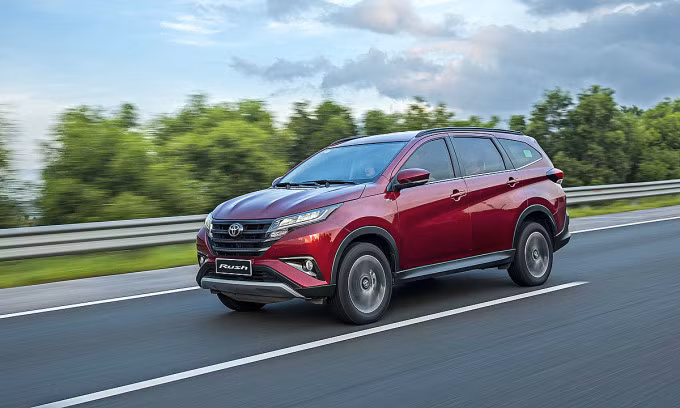 Một mẫu Rush lăn bánh tại Hà Nội. Ảnh: Toyota