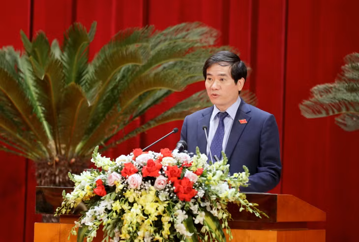 ông Vũ Quyết Tiến, Ủy viên UBND tỉnh, Giám đốc sở Nội vụ trình bày tóm tắt Tờ trình