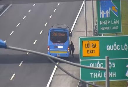 Phạt tiền từ 10-12 triệu đồng đối với người điều khiển xe thực hiện hành vi đón, trả khách trên đường cao tốc