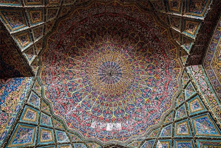 Nasir al-Mulk còn được gọi là “ Nhà thờ Hồi giáo màu hồng” do có số lượng lớn ngói có màu hồng.