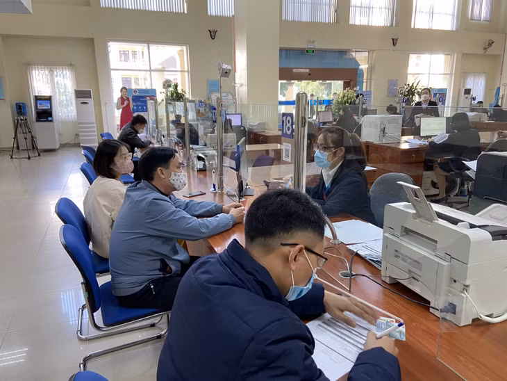 Khách hàng giao dịch tại Ngân hàng VietinBank Chi nhánh Quảng Ninh