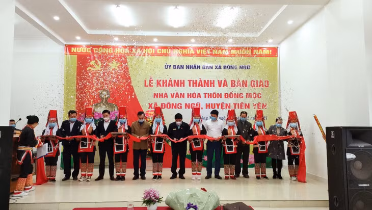 Các đại biểu cắt băng khánh thành công trình.