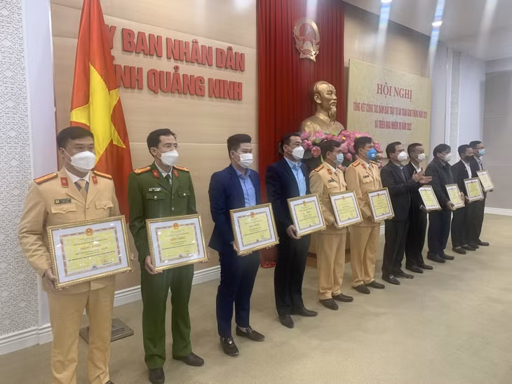 Đồng chí Bùi Văn Khắng, Phó Chủ tịch UBND tỉnh, Phó Trưởng ban phụ trách Ban ATGT (đứng giữa) trao Bằng khen của UBND tỉnh cho các cá nhân, tập thể có thành tích đối với công tác đảm bảo trật tự ATGT năm 2021.