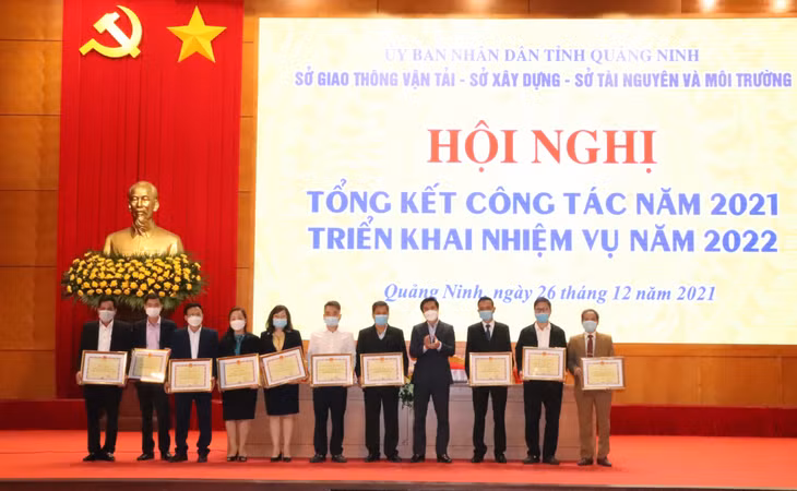 Nhiều tập thể và cá nhân có thành tích xuất sắc trong công tác và phong trào thi đua năm 2021 .