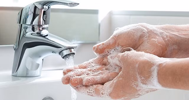 Rửa sạch tay bằng xà phòng trước và sau khi tiếp xúc với thịt gà.